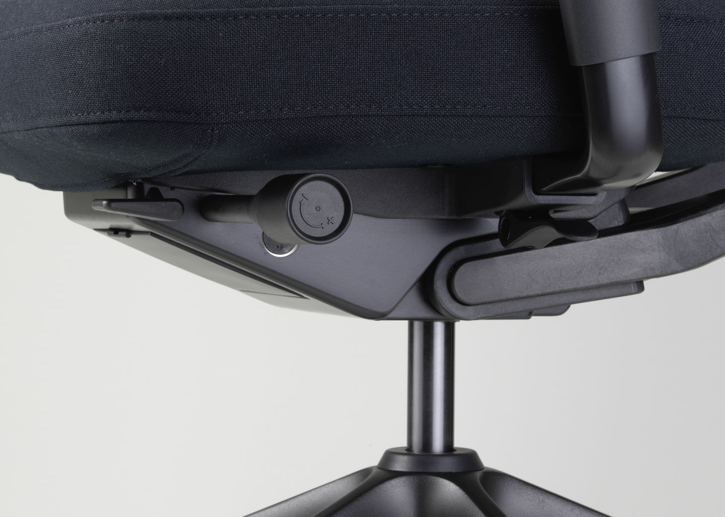 ID Mesh - Dim Grey - FlowMotion without forward tilt - without seat depth - 2D Armrest Detail Close-up Below Seat 