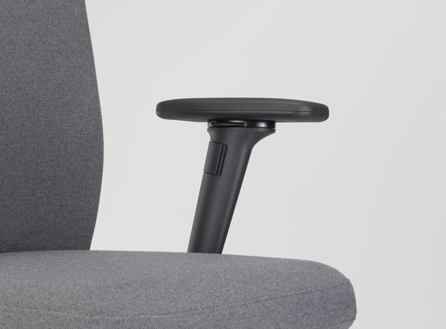 ID Mesh - Dim Grey - FlowMotion without forward tilt - without seat depth - 2D Armrest - Detail Fabric